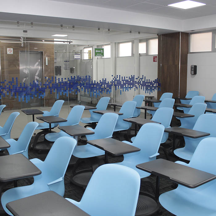 Estudiantes en instalaciones de Universidad IUEM